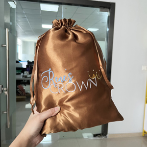 Sac à cordon en satin noir en gros, personnalisé avec logo imprimé par sublimation à chaud, pochette en soie pour perruques, cosmétiques et rangement de cadeaux - Product Image 6