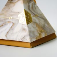 Vente en gros de boîte-cadeau en papier en forme de pyramide boîte-cadeau de mariage de luxe à texture de marbre pour la Saint-Valentin