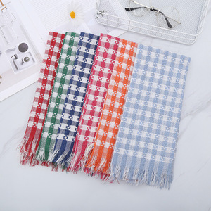 Essuie-tout de cuisine jacquard à carreaux et franges 38x64 cm en polyester et coton, absorbant, de forme rectangulaire - Product Image 2