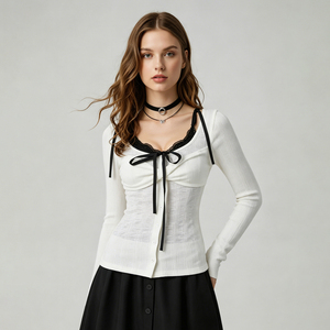 Camiseta de manga larga casual transpirable elástica ajustada con lazo de encaje y nudo en el pecho en blanco y negro - Product Image 3