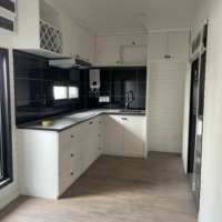 Maison conteneur maritime modifiée en acier 40HQ, design industriel, ignifuge, insonorisée, personnalisable en 3D, pour hôtel et Airbnb, capacité 30+ personnes
