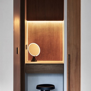 <span class=keywords><strong>Lit</strong></span> intégré et table de <span class=keywords><strong>chevet</strong></span> conçus en usine avec armoire de rangement en bois massif de couleur foncée - Product Image 4