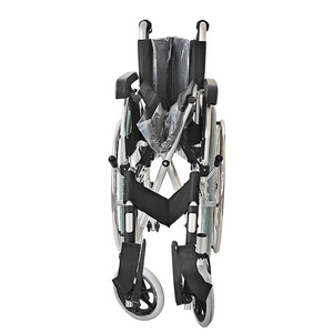 Fauteuil roulant manuel en alliage d'aluminium pour personnes âgées avec repose-pieds amovibles et accoudoirs réglables en hauteur - Product Image 4