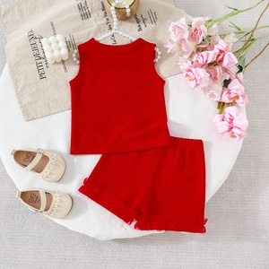 Set Estivo per Bambine con Decorazione a Fiocco, Due Pezzi: Canotta Rossa Senza Maniche e Pantaloncini - Product Image 2