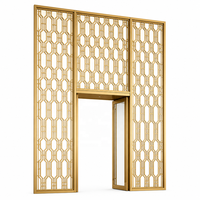 Paravent d'entrée en treillis géométrique doré avec porte en verre, séparateur de pièce sur mesure pour salle de bal d'hôtel