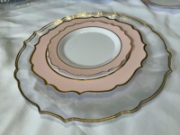 Assiettes décoratives de mariage transparentes de 13 pouces Assiettes de présentation en plastique Décorations en dentelle dorée