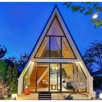 Maison en bois modulaire préfabriquée à double étage en forme de A, design moderne, anti-corrosion, mobile, sur mesure en usine