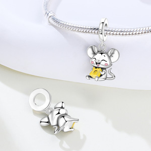 Accessoires pour femmes : Pendentif souris en cuivre blanc mangeant du fromage, ornement d'accessoire de bracelet DIY haut de gamme, original et de niche - Product Image 3
