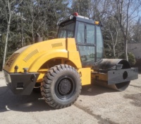 Vente flash : Rouleau compresseur routier robuste, alimenté par un moteur Cummins, faible coût d'entretien, meilleur prix