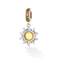 Pendentif en alliage vintage plaqué argent en forme de soleil avec cristaux de strass sertis clos, idéal pour un cadeau unisexe