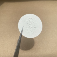 Autocollant en papier gaufré avec logo personnalisé imprimé texture noir blanc aveugle