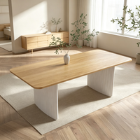 Table à manger moderne en bois massif avec plateau en céramique et base cannelée blanche en placage de frêne, mobilier minimaliste pour salle à manger.