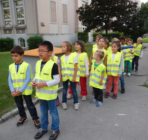 เสื้อกั๊กสะท้อนแสงสำหรับเด็ก มาตรฐาน EN 20471 สีส้ม 120gsm สำหรับกิจกรรมกลางแจ้ง ทริปโรงเรียน เสื้อกั๊กสะท้อนแสงเพื่อความปลอดภัยทางถนนสำหรับเด็ก - Product Image 5