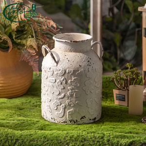 Vase en métal vintage avec poignée, design rustique pour la décoration de mariage et de jardin - Product Image 4