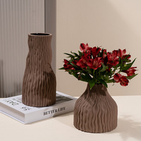 Vase en céramique Art Déco à rayures verticales, motifs géométriques avec plis irréguliers. Objet de décoration artisanale de table du Fujian