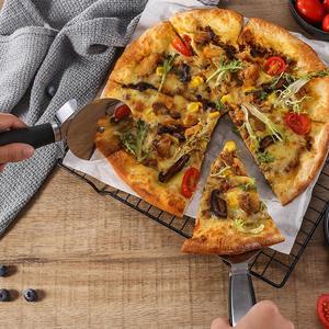 Espátula Cortadora de Pizza de Acero Inoxidable con Rueda y Mango, Juego de Dos Piezas, Antideslizante, Herramienta de Cocina Sostenible - Product Image 2