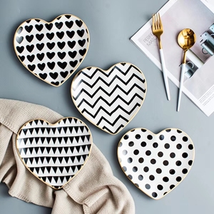 Platos de Postre Románticos en Forma de Corazón, Decoración de Mesa de Cerámica, Decoración del Hogar con Marco Dorado Geométrico en Blanco y Negro, Vajilla - Product Image 4