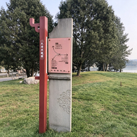 Panneau de signalisation multifonctionnel autonome pour complexe touristique culturel, combinant la carte du site du parc et les indicateurs directionnels routiers