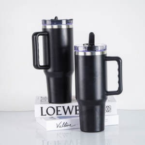 Hot 40 oz Copa de acero inoxidable en estilo <span class=keywords><strong>Messi</strong></span> 100% Vaso aislado a prueba de fugas con mango Pajita y tapa abatible Botella de vacío - Product Image 1