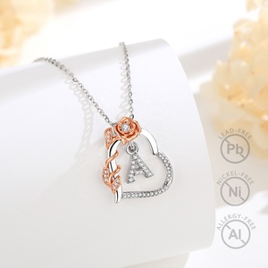 Collana <span class=keywords><strong>con</strong></span> Ciondolo a <span class=keywords><strong>Cuore</strong></span> Placcato in Rodio per Damigelle, <span class=keywords><strong>con</strong></span> Iniziale in Oro Rosa e Zirconia Cubica, Ideale come Regalo di Proposta - Product Image 3