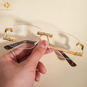 Gafas de Sol Unisex de Lujo con Montura Rectangular Dorada Sin Aro, Lentes Transparentes y Adornos de Latón y Circonitas - Product Image 2