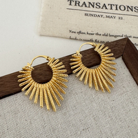 Boucles d'oreilles créoles vintage bohèmes texturées en forme d'aile de ventilateur, en laiton plaqué or véritable, en forme de plume, pour femme, bijoux de fête et de tous les jours
