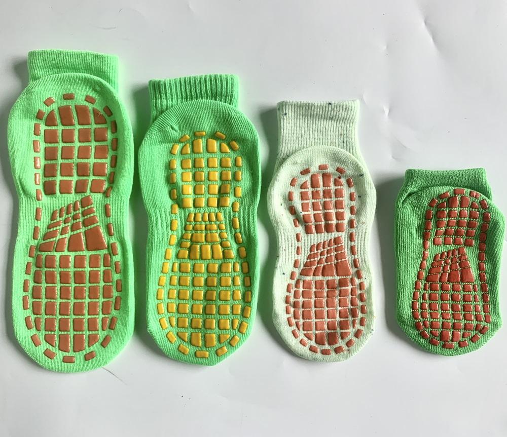 Solid Pattern Winter Crew Knitted Anti-Slip Trampoline Park Socks for Kids Adults Indoor Playground Jump Grip Bottom Sweat