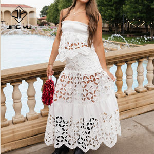 Ensemble deux pièces sur mesure : haut plissé ajouré sans bretelles tendance et robe longue en rayonne de haute qualité - Product Image 1