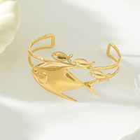 Collier et bracelet accessoires en acier inoxydable plaqué or 18 carats avec pendentif en forme de poisson au design unique et intéressant