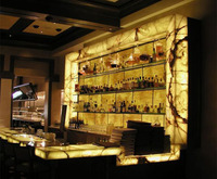 Bar lounge moderne et luxueux avec un design de boîte de nuit en marbre, lumières LED, pierre translucide, comptoirs de bar commerciaux