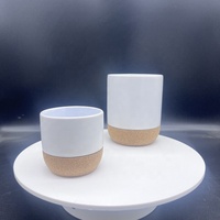 Bougie parfumée à faible teneur en carbone pour la protection de l'environnement dans un pot à bougie en céramique avec base en liège naturel et couvercle en bambou
