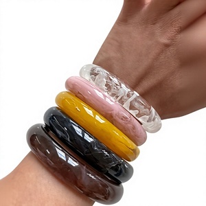 Brazalete de Resina Esculpida de la Mejor Calidad, Redondo, Moderno, Artístico, Decorativo, con un Diseño Único en Color Verde Azulado y Crema, Ideal para Bodas y Fiestas - Product Image 4