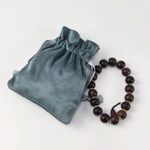 Vente en gros de petites pochettes à bijoux, pochette en velours personnalisée de luxe avec logo, sac cadeau pour bijoux, petit sac d'emballage en velours avec ruban - Product Image 5