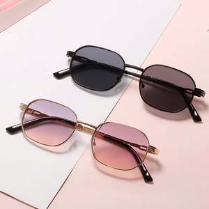 Gafas de Sol Cuadradas de Metal Personalizadas con Logotipo, Lentes Degradadas UV400, Montura Pequeña, Estilo Punk, para Hombre y Mujer - Product Image 3