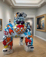 Sculpture de gorille en résine peinte à la main, conçue sur mesure pour l'art. Une collision de charme enfantin et d'art, un objet de collection d'art.