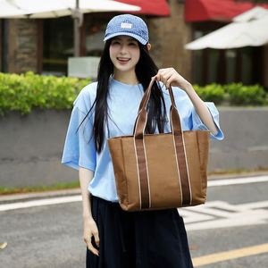 กระเป๋าโท้ทสีพื้นเรียบง่าย กระเป๋าถือสตรีพิมพ์โลโก้ได้ น้ำหนักเบา เหมาะสำหรับเดินทาง ท่องเที่ยว ช้อปปิ้ง ทำจากผ้าแคนวาส - Product Image 6
