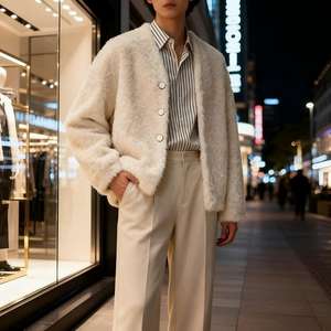 <span class=keywords><strong>Cappotto</strong></span> <span class=keywords><strong>Corto</strong></span> Unisex <span class=keywords><strong>Beige</strong></span> in Pelliccia di Montone con Collo a V e Chiusura Monopetto - Giacca Calda Invernale - Product Image 1