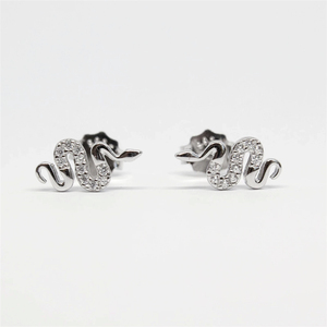 Boucles d'oreilles clous ROXI en argent sterling 925, motif petite serpe, serties de diamants, bijoux délicats en or 18 carats - Product Image 2