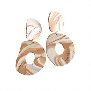 Boucles d'oreilles en résine en gros, bijoux fantaisie faits à la main pour femmes et jeunes filles, couleurs et designs personnalisés, idéales pour un usage quotidien - Product Image 1