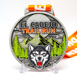 Médaille de trail running El Cadejo en argent vieilli frappé à l'outil, avec motif loup et montagne en émail souple, pour événements de course nocturne sur sentier - Product Image 1