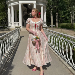 Robe maxi évasée à imprimé floral rayé rose à lacets avec corsage de cour médiéval pour femmes, col carré, manches bouffantes, dentelle et ruban - Product Image 1