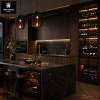 Meubles de cuisine classiques italiens de luxe avec portes à panneaux surélevés, poignées dorées et îlot en pierre pour projets résidentiels de villas de luxe
