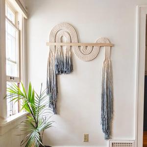 Décoration murale en macramé bleu de haute qualité, style "Ebb + Flow" - Product Image 1