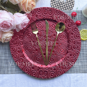 Placas elegantes de lujo personalizadas de 13 pulgadas para boda, roja Decoración de mesa redonda en espiral, placas de cargador de plástico para fiesta de boda - Product Image 2