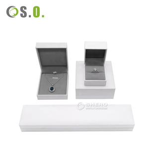 Boîte à bijoux carrée en similicuir PU blanc, personnalisable avec logo, pour bagues de mariage et boucles d'oreilles – Emballage cadeau très prisé - Product Image 5