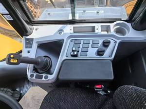 Chargeuse sur pneus Caterpillar 950GC modèle 2025, capacité nominale de 9 tonnes, moteur de 92 kW, poids de la machine de 10 tonnes - Product Image 2