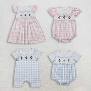 Ensemble assorti frères et sœurs : Robe décontractée écologique brodée à carreaux et croix, col montant, longueur genou, et combinaison-pantalon deux pièces - Product Image 1