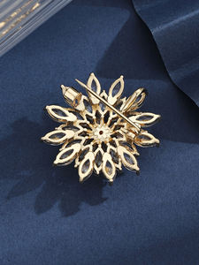 ロマンチックなデイリーウェア銅合金ブローチ象眼細工のジルコンと華麗なクリスタルフラワー繊細な光沢のあるアクセサリー - Product Image 6