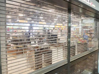 Rideau de magasin antivol de centre commercial Portes coulissantes transparentes et horizontales en acier inoxydable