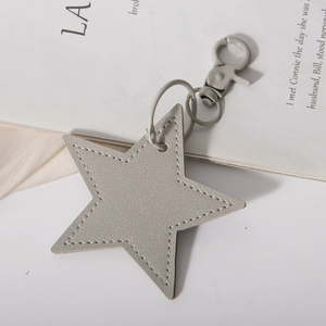 Llavero creativo de cuero PU con estrella de cinco puntas, bolso escolar a la moda, colgante de llavero, caja de regalo pequeña, accesorios al por mayor - Product Image 6